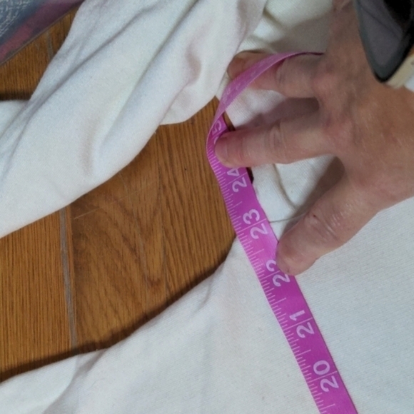 Friends Logo Medium Cream Cropped Sweatshirt w/ Graphic of the Cast - Picture 8 of 9